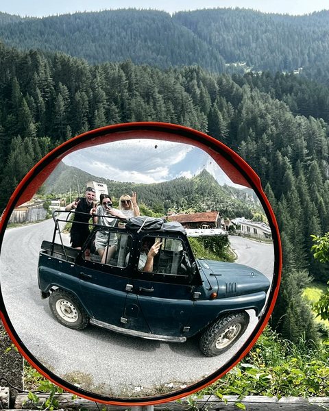 Джипът в планинско огледало на завой